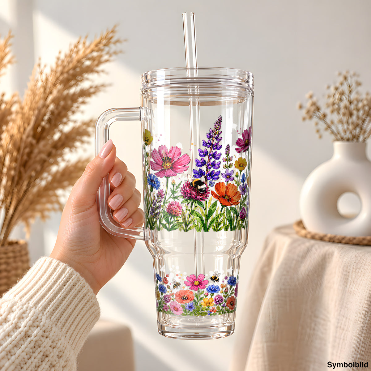 Wildblumenwiese mit Bienen als UV-DTF Sticker auf einem 40oz Becher (Symbolbild)