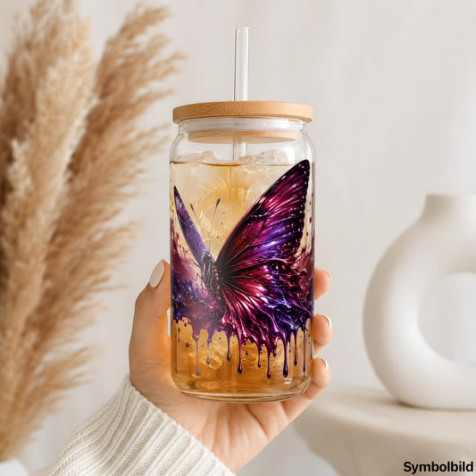 Becher-Aufkleber „Schmetterling im Farbrausch“ auf einem 16oz Glasbecher