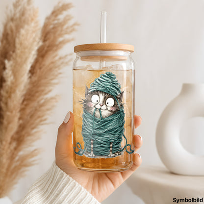 Becher-Aufkleber „Katze im Wollknäuel“ auf einem 16oz Glasbecher