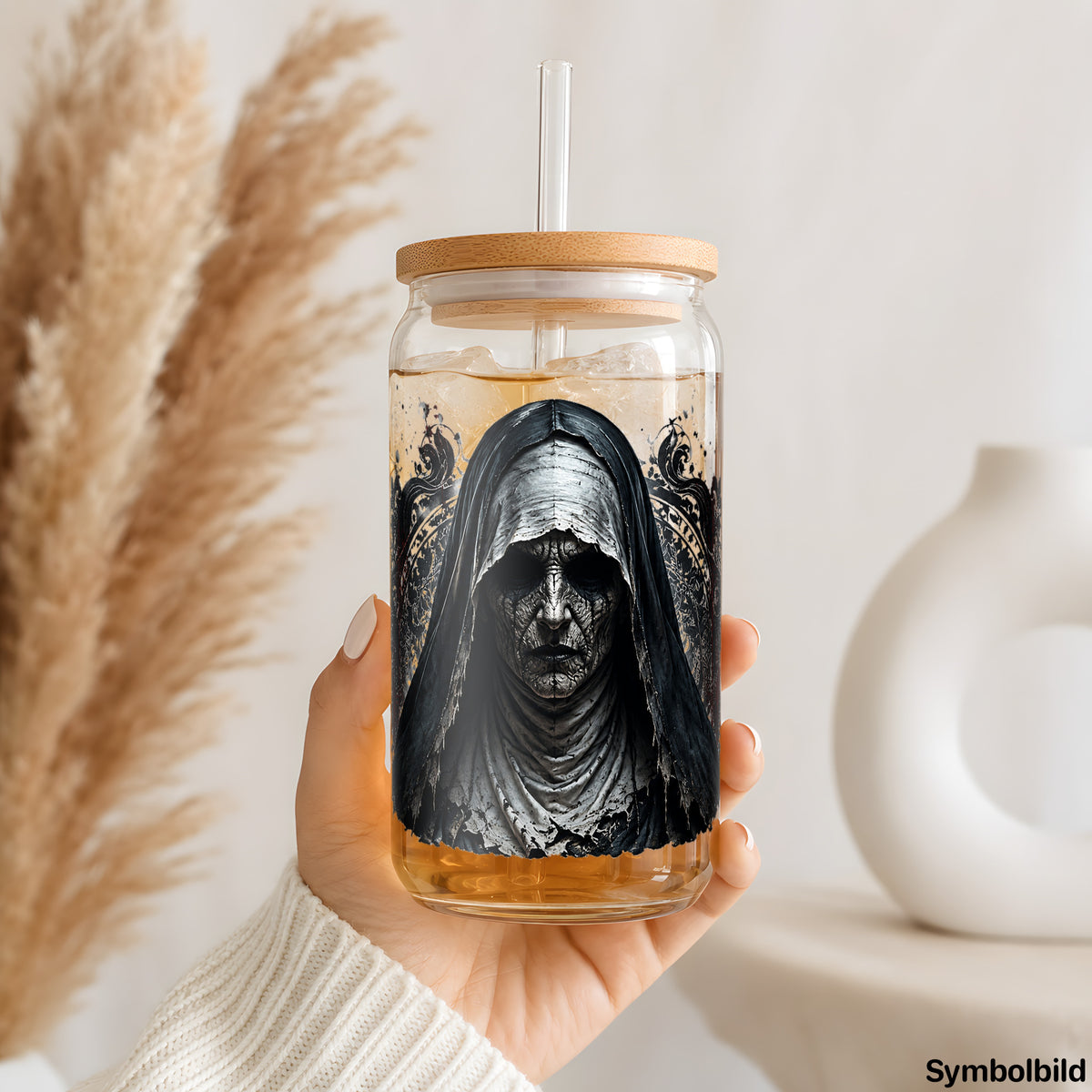 Becher-Aufkleber „Die Verhüllte“ auf einem 16oz Glasbecher