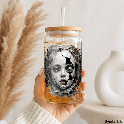 Becher-Aufkleber „Zerbrochene Puppe“ auf einem 16oz Glasbecher
