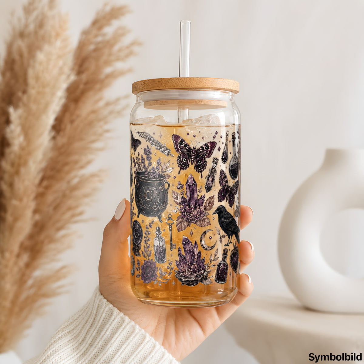 Rabenzauber-Collage-Aufkleber auf einem 16oz Glasbecher