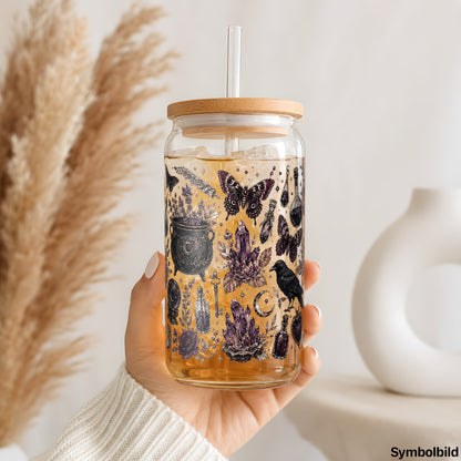 Rabenzauber-Collage-Aufkleber auf einem 16oz Glasbecher