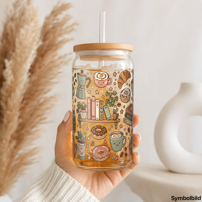 Becher-Aufkleber „Kaffee- und Bücherregal“ auf einem 16oz Glasbecher