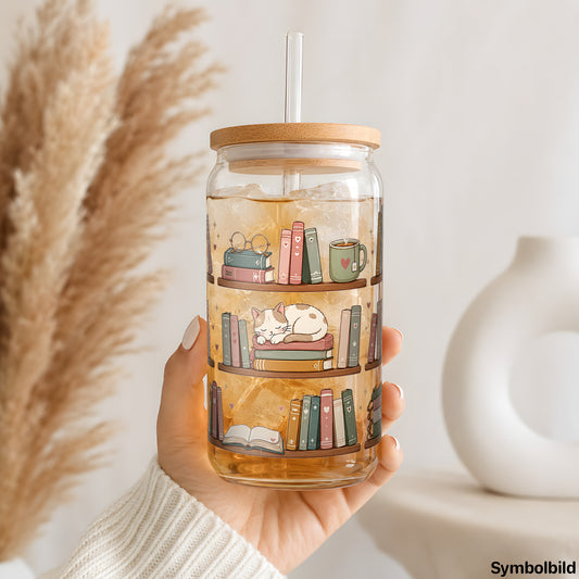 Becher-Aufkleber „Leseecke mit schlafender Katze“ auf einem 16oz Glasbecher