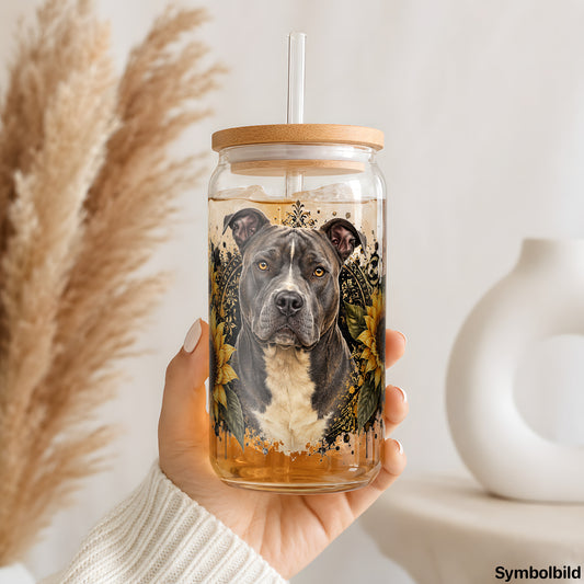 Becher-Aufkleber „Blue Staffy in Sonnenblumen“ auf einem 16oz Glasbecher