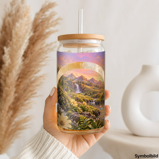 Becher-Aufkleber „Tal mit Wasserfall und Blüten“ auf einem 16oz Glasbecher