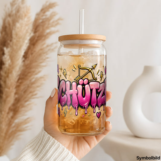 Becher-Aufkleber „Sternzeichen Schütze als Graffiti-Schriftzug“ auf einem 16oz Glasbecher