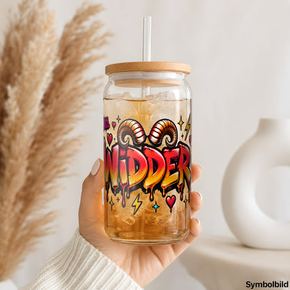 Becher-Aufkleber „Sternzeichen Widder als Graffiti-Schriftzug“ auf einem 16oz Glasbecher
