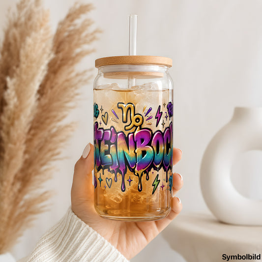 Becher-Aufkleber „Sternzeichen Steinbock als Graffiti-Schriftzug“ auf einem 16oz Glasbecher