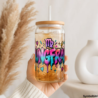 Becher-Aufkleber „Sternzeichen Jungfrau als Graffiti-Schriftzug“ auf einem 16oz Glasbecher