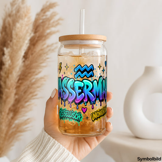 Becher-Aufkleber „Sternzeichen Wassermann als Graffiti-Schriftzug“ auf einem 16oz Glasbecher