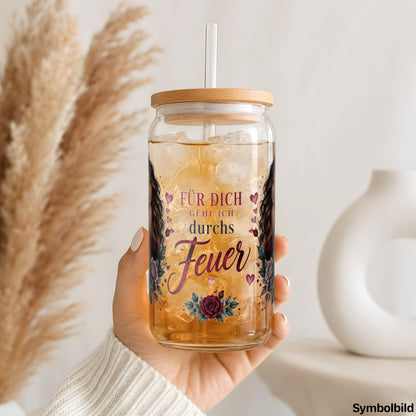 Becher-Aufkleber „Durchs Feuer“ auf einem 16oz Glasbecher