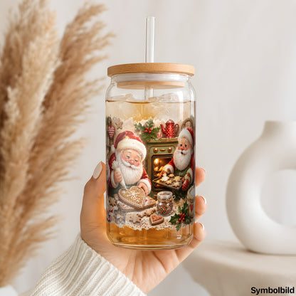 Becher-Aufkleber „Weihnachtsmänner in der Backstube“ auf einem 16oz Glasbecher