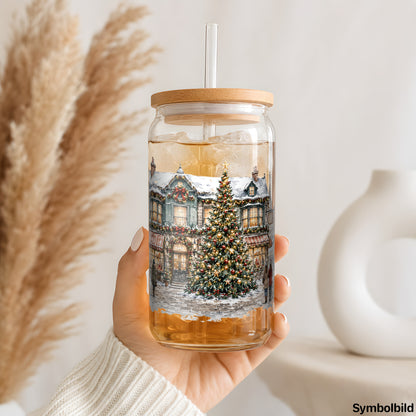 Becher-Aufkleber „Verschneites Weihnachtshaus am Markt“ auf einem 16oz Glasbecher