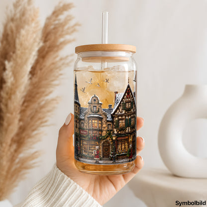 Becher-Aufkleber „Weihnachtliche Fachwerkgasse“ auf einem 16oz Glasbecher