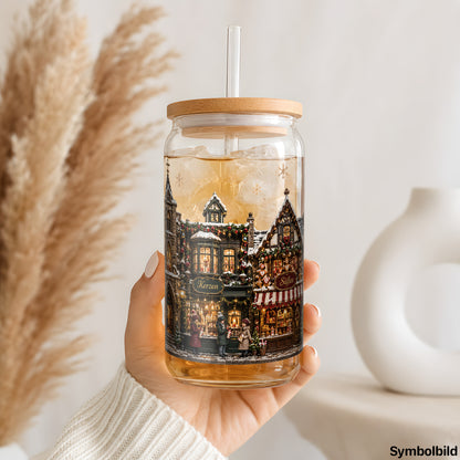 Becher-Aufkleber „Weihnachtsdorf mit Kerzenladen“ auf einem 16oz Glasbecher