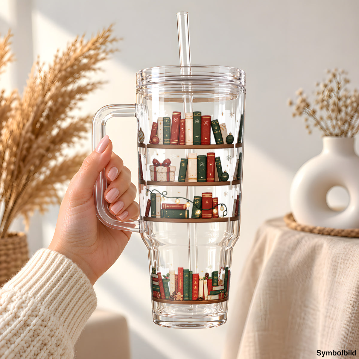 Weihnachtliches Bücherregal mit Lebkuchen als UV-DTF Sticker auf einem 40oz Becher (Symbolbild)