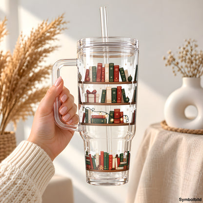 Weihnachtliches Bücherregal mit Lebkuchen als UV-DTF Sticker auf einem 40oz Becher (Symbolbild)