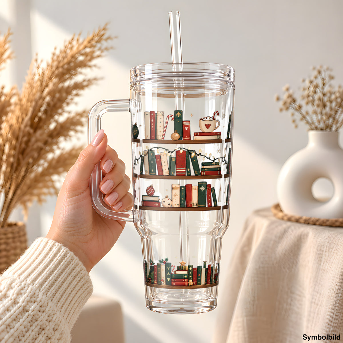 Weihnachtliches Bücherregal mit Kakao als UV-DTF Sticker auf einem 40oz Becher (Symbolbild)