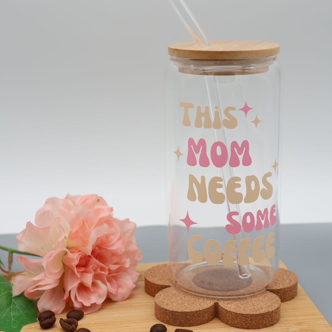 This "Mom" needs some Coffee - personalisierbar | Trinkglas 500 ml | Strohhalm + Deckel