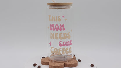 This "Mom" needs some Coffee - personalisierbar | Trinkglas 500 ml | Strohhalm + Deckel